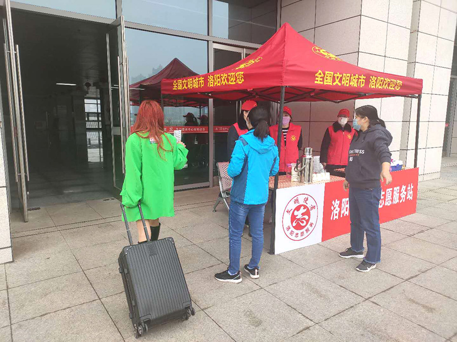 龍門(mén)客運(yùn)中心站學(xué)雷鋒志愿者服務(wù)