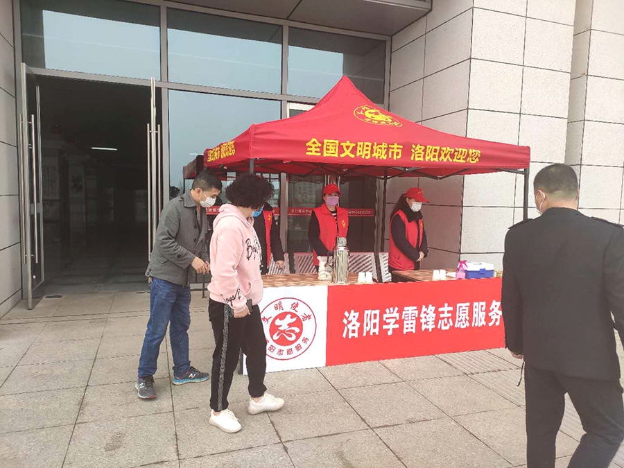 龍門(mén)客運(yùn)中心站學(xué)雷鋒志愿者服務(wù)